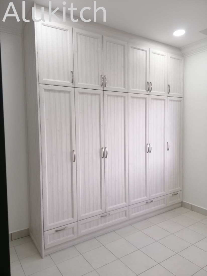 Installed aluminium kitchen cabinet