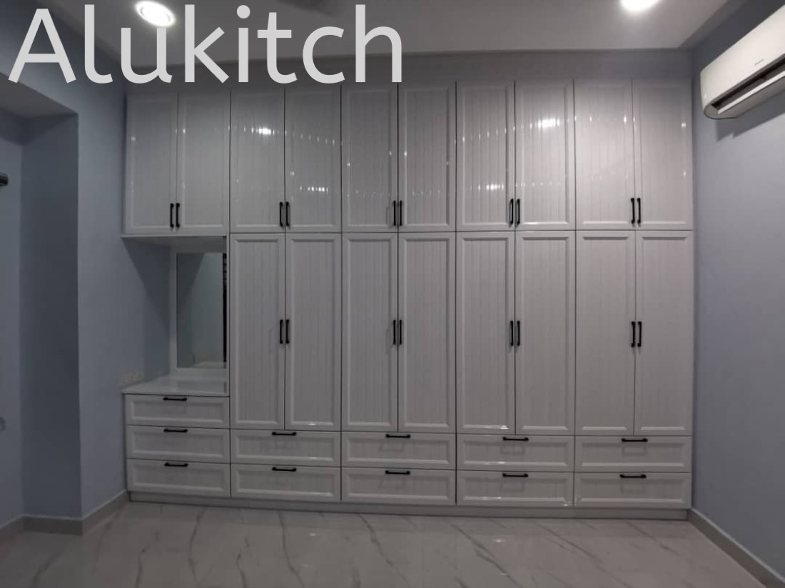 Installed aluminium kitchen cabinet
