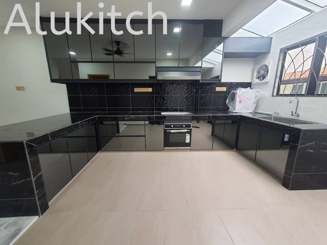 Installed aluminium kitchen cabinet